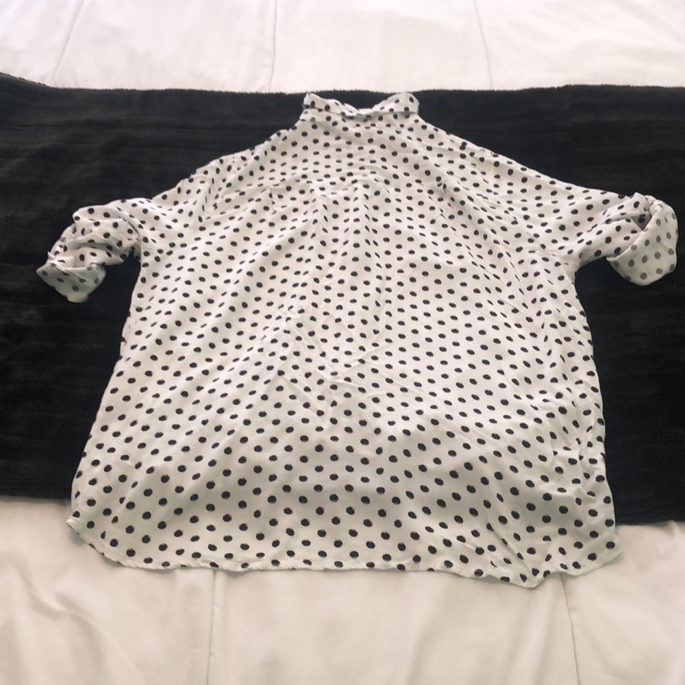 Just Living partial button down blouse 👚white & black polka dots low high style - Picture 7 of 8
